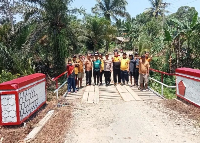 Gunakan Dana Swadaya, Polsek Sungai Rumbai Perbaiki Akses Jembatan Vital di Mukomuko