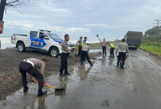 Cegah Kecelakaan, Satlantas Polres Mukomuko Gelar Aksi Bersih-bersih Jalan Lintas Bengkulu-Padang 