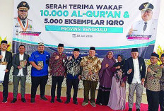 Gerakan Wakaf 10 Ribu Alquran Dimulai, Bupati BS Serahkan Bantuan ke Kampus Al-Quraniyah Manna