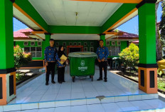 Respons Cepat Usulan Warga, Dinas LH Mukomuko Langsung Guyur Belasan Tong Sampah ke Penarik