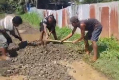  Warga di Benteng Swadaya Perbaiki Jalan Rusak