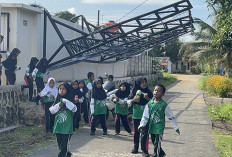 Ini Akibat Kerangka Tribun Sepak   Bola di Seluma Dibiarkan Tergantung