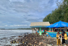 Cuaca Ekstrem, Tenda Pedagang Pantai Jakat Rusak Diterjang Ombak