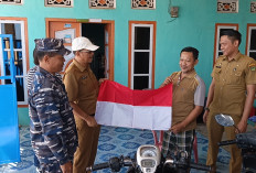 Ratusan Lembar Bendera Merah Putih Dibagikan Gratis, Kesbangpol Ajak Warga Semarakkan HUT RI ke-81