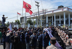 Tuntut Keadilan Korban PHK, Pendemo Desak Masuk ke Ruang Sidang Paripurna DPRD Provinsi Bengkulu