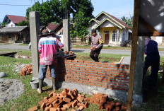 TMMD Ke-124 Kodim 0408/BS Pasang Batu Bata di Poskamling