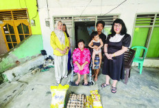  Owner Toko New Khatulistiwa Berbagi Kepedulian, Serahkan Kursi Roda untuk Ibu Hamil Penyandang Disabilitas