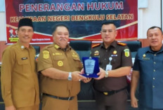 Bupati Dorong Kades Taat Hukum Lewat Jaksa Jaga Desa
