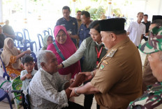 Serahkan Bantuan Pada 196 Warga, Ini Pesan Wabup BS