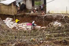 Bronjong Rusak di Pinggir Sungai Ketahun Kabupaten Lebong Ancam Rumah Warga