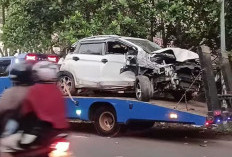  Xpander Tabrak Pohon, Ringsek Parah Akibat Kecelakaan di Bundaran Pasir Putih, Pantai Panjang