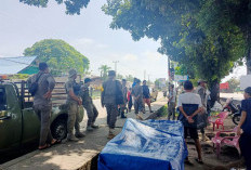 Satpol PP Tertibkan PKL  di Alun-alun Bintuhan