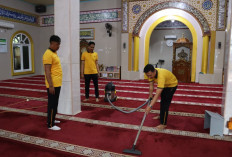 Wujudkan Lingkungan Ibadah ASRI, Polres Bengkulu Selatan Bersihkan Masjid