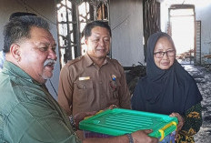Bupati Rifai Serahkan Bantuan Masa Panik   bagi Korban Kebakaran di Kota Manna