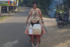 Krisis Air Bersih, Warga Tanjung   Karet Terpaksa Angkut Air, Pemerintah Desa Harap Solusi dari Pemkab BU.