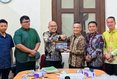 Wabup Kaur Serahkan 4 Proposal   Penguatan Literasi Daerah
