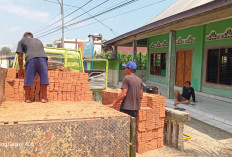 Satgas Pra-TMMD ke-124 Kodim 0408/BS, Bantu Angkut Material Batu Bata untuk Renovasi Masjid