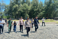 Pantau Objek Wisata Pantai Batu Kumbang, Kapolres Mukomuko Larang Pengunjung Mandi di Laut