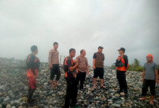 Balita 4,5 Tahun Diduga Hanyut di Pantai Padang Burnai, Tim Temukan Celana Korban