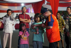  Nobar Final Piala Dunia FIFA 2026 Bersama Masyarakat, Gubernur Helmi Borong UMKM dan Bagikan Sembako