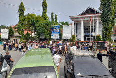 BREAKING NEWS : Ratusan Massa 2 Kecamatan di BS Demo di DPRD, Ini Tuntutannya
