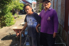 Warga RT 10 Panorama Gotong Royong Perbaiki Jalan