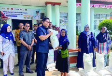 Plt Bupati Hendri Salurkan Bantuan Pangan, 1.994 Warga Bermani Ulu Terima Beras