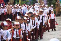 Baznas Kembali Salurkan Bantuan Seragam Sekolah, Sasar Siswa Kurang Mampu
