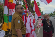  Pedagang Bendera Ditertibkan, Kepala Dinsos Kota Bengkulu Turun Pindahkan Jualan Bendera ka Atas Trotoar