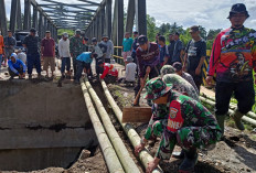 Semakin Membahayakan, TNI dan POLRI Bersama Warga Gotong Royong Perbaiki Jembatan