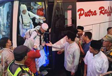 Bupati Arie Sambut Kepulangan Jemaah Haji, Satu Jemaah Wafat di Tanah Suci