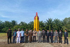 Jelang HUT RI ke-80, Tabur Bunga di Makam Pahlawan, Bupati Rifai Ajak Generasi Muda Menghargai Perjuangan