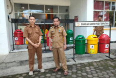 Wujud Kepedulian Lingkungan, PT Agro Muko Serahkan 4 Set Tong Sampah ke Pemkab Mukomuko