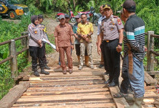 Jembatan Rusak Akhirnya Diperbaiki, Kapolres Seluma Pimpin Gotong Royong