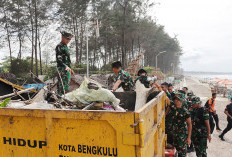 Bersihkan 4 Ton Sampah di Pantai Panjang, Peringati HUT Kodam II/Sriwijaya