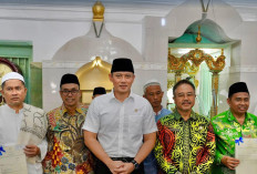 Menteri AHY Serahkan Sertifikat Masjid Sunan Giri di Gresik, Berdiri Sejak Tahun 1.500-an