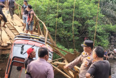 Besi Penopang Jembatan Gantung Patah, Truk Pengangkut Jangkos Terperosok di Sungai Serangai