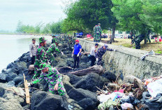 TNI dan Rakyat di Bengkulu Bersih Pantai di Objek Wisata Ini, Peringati Hari Juang ke-79