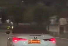  Viral! Penumpang Merokok Pakai Mobil BMW dengan Pelat Dinas, Ini Kata Kemhan 