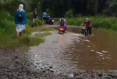 Warga Keluhkan Jalan   Banjir Dikala Hujan, Sudah Bosan Mengusulkan 