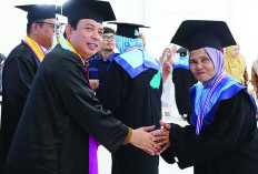 46 Lansia Bahagia Wisuda Sekolah Lansia Bersatu Pemda Kota Bengkulu