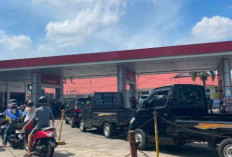 Harga Pertamax Tinggi, Pengendara Rela Lama Ngantri Demi Dapat Pertalite