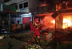 Empat Terjebak, 1 Petugas Pingsan, Kebakaran Hebat Hanguskan 3 Ruko di Jalan Semangka Kota Bengkulu