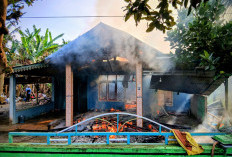 Korsleting Listrik, Rumah Warga Padang Beriang Hangus Terbakar
