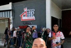 Warga Tanggo Raso Gotong Royong   Bersihkan Gedung KDMP