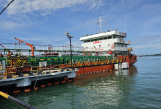 Kapal BBM Berhasil Sandar di Pelabuhan Pulaubaai Bengkulu, Bawa 2.200 KL BBM Jenis Ini 