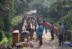 Gotong Royong Perbaiki Jembatan Keramat, Kapolres dan Warga Bahu-Membahu