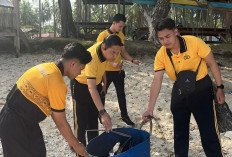 Wujudkan Lingkungan Asri,   Polres Kaur Sapu Bersih Pantai 