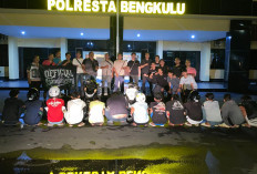  13 Anggota Gengster Serbu Rumah Sakit DKT Ditangkap, Pedang, Parang Hingga Egrek Diamankan