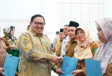 73 ASN Pensiun Diberi Penghargaan, Penjabat Wali Kota Bengkulu Berikan Cinderamata di Balai Kota Merah Putih 